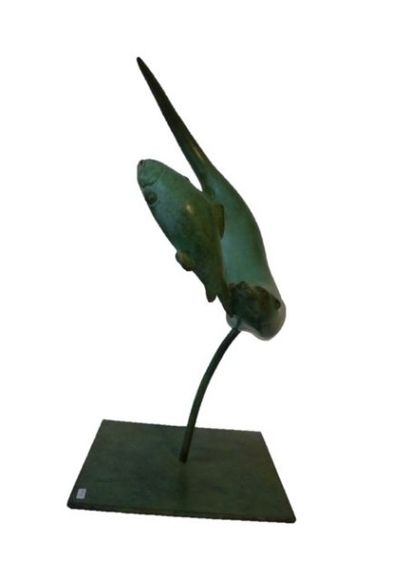 DARAS Francis "Loutre et saumon", XXIe, sculpture en bronze à patine verte, 29x95x43...