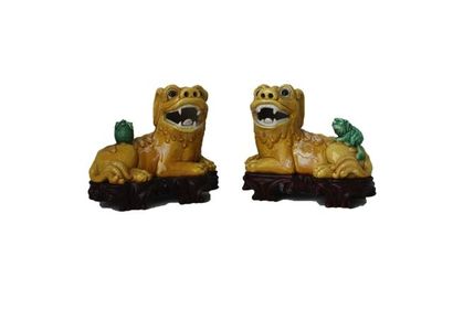 CHINE Paire de lions-gardiens dits chiens de Fo, dynastie Qing / XIXe, biscuit à...