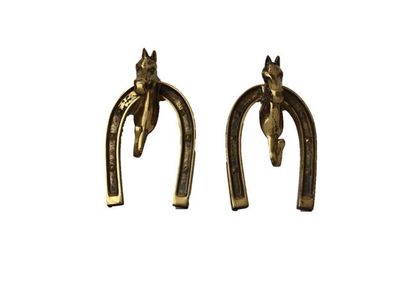 null Paire de patères en forme de fer à cheval, XXe, métal doré, h. 19 cm.