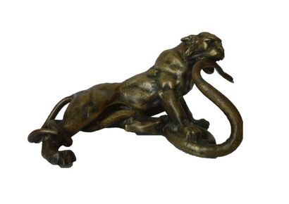 null "Lionne combattant un serpent", fin XIXe, sujet en bronze, l. 24 cm.