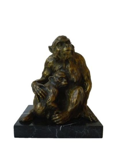 null "Guenon et son petit", XXe, sujet en bronze légèrement patiné sur socle de marbre...