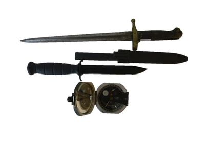 null Lot : baïonnette ancienne, l. 40 cm ; GLOCK, couteau de combat dans son fourreau,...