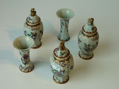 CHINE Garniture de cheminée miniature armoriée, XXe, porcelaine, cinq pièces (trois...