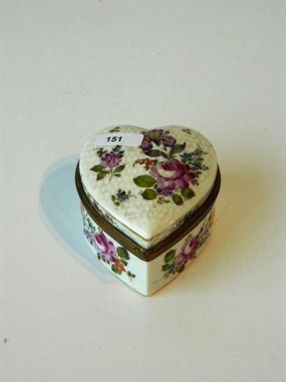 null Tabatière en forme de cœur à motif de vannerie au décor de bouquets, XIXe, porcelaine...