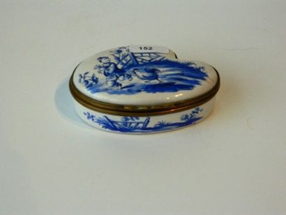 null Tabatière de forme rognon à décor oriental animé en camaïeu bleu, XIXe, faïence...
