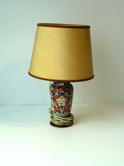 CHINE Vase à décor Imari monté en lampe, fin XIXe, porcelaine, h. 34 cm (vase et...