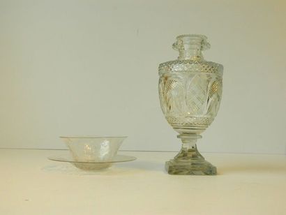 VONÊCHE Drageoir en forme d'urne, XIXe, cristal taillé, h. 25,5 cm ; on y joint une...