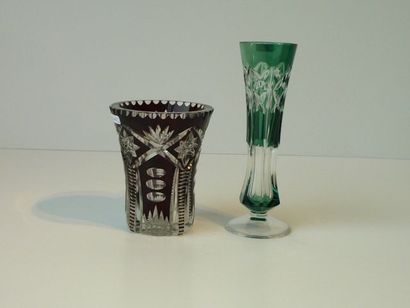 VAL-SAINT-LAMBERT Deux petits vases, XXe, cristal doublé (prune et émeraude) et taillé,...