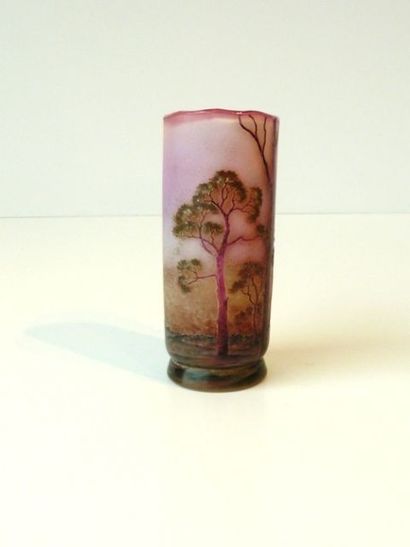 DAUM - Nancy Petit vase de forme rouleau d'époque Art nouveau à décor d'un paysage,...
