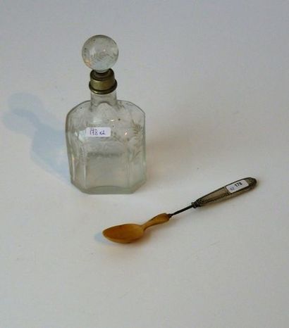 null Flacon à parfum, XIXe, verre gravé, h. 19 cm [éclats] ; on y joint une cuillère...