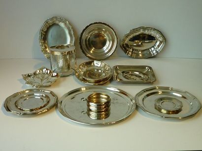 null Lot, varia en métal argenté, vingt pièces : plats, plateaux, coupelles, etc...