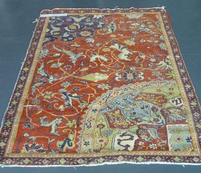 PERSE Rare tapis ancien de style Nahavand à décor floral stylisé (quart de motif)...