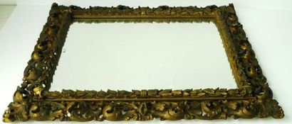 null Miroir au cadre richement sculpté et ajouré, XIXe, bois et stuc dorés, 92x77...