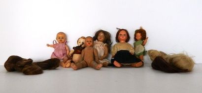 null Lot de 6 poupées moyennes, tête en carton, de 15 à 25 cm.