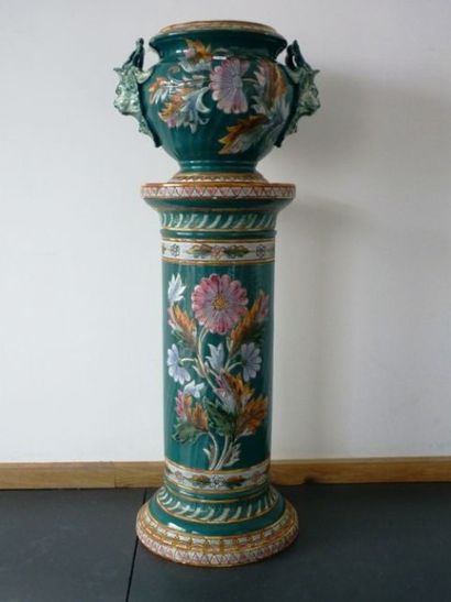 null Cache-pot à anses en mascaron sur sa sellette, décor floral stylisé, fin XIXe,...