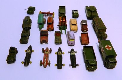 null DINKY, 24 épaves diverses + 10 véhicules militaires [épaves].