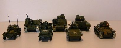null DINKY, 7 véhicules militaires : M7 Priest - char Renault M 35 - half-track M3...