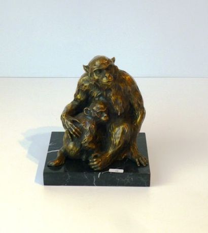 null "Guenon et son petit", XXe, sujet en bronze légèrement patiné sur socle de marbre...