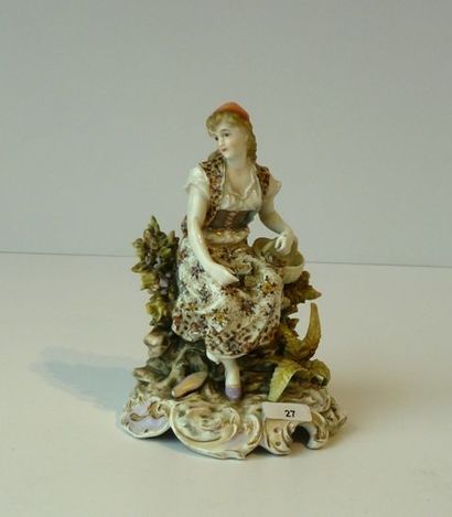 null "Jeune femme au panier", XIXe, sujet en porcelaine émaillée, marque sous la...