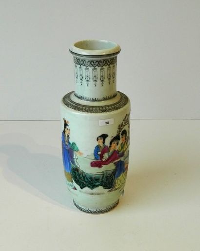 CHINE Vase de forme maillet à décor animé polychrome, XXe, porcelaine, marques sous...