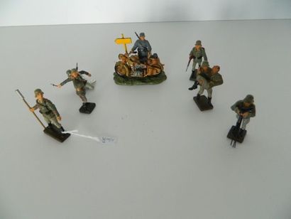 null LINEOL, 6 soldats allemands, attitudes diverses : 1 avec télémètre - 2 avec...