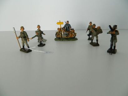 null LINEOL, 6 soldats allemands, attitudes diverses : 1 avec télémètre - 2 avec...