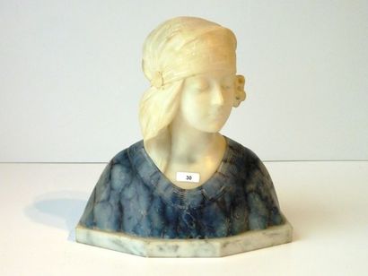 ECOLE FRANCAISE "Jeune femme au bandeau", début XXe, buste en marbres polychromes,...