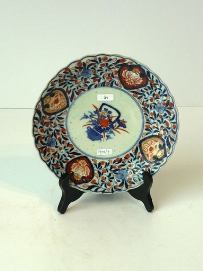 CHINE Assiette polylobée à décor Imari au vase fleuri, cinq chauves-souris en bleu...