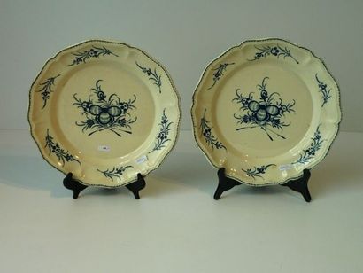 NIMY Paire de plats festonnés à décor au trèfle en bleu et blanc, fin XVIIIe - XIXe,...
