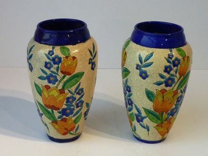BOCH FRÈRES - KERAMIS Paire de vases d'époque Art déco à décor floral stylisé sur...