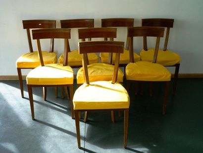 null Suite de huit chaises à bandeau, XXe, bois verni, h. 87,5 cm [usures d'usag...