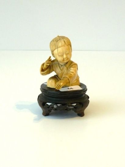 null JAPON, "Garçon en posture de tai-chi", partie d'okimono en ivoire sculpté sur...