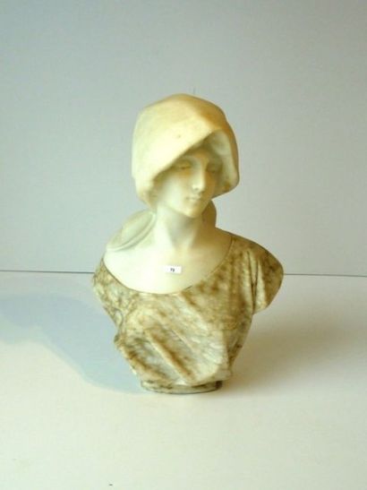 ECOLE FRANCAISE "Jeune femme au fichu", début XXe, buste en marbres polychromes,...