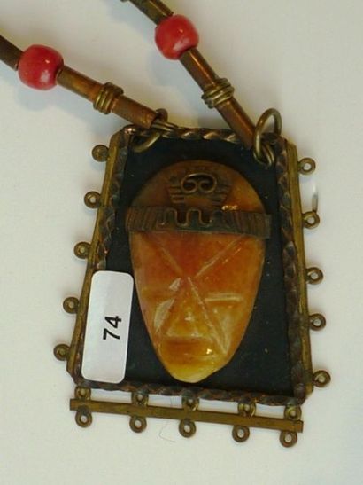 MEXIQUE Collier avec pendentif dans le goût précolombien, XXe, cuivre, métal doré...