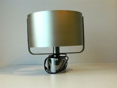 ITALIE Lampe de table Design, circa 1970, alu brossé et métal chromé, h. 41 cm [usures...