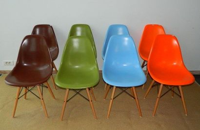 Eames Charles & Ray [d'après] Suite de huit chaises de type DSW, circa 1990, assises...