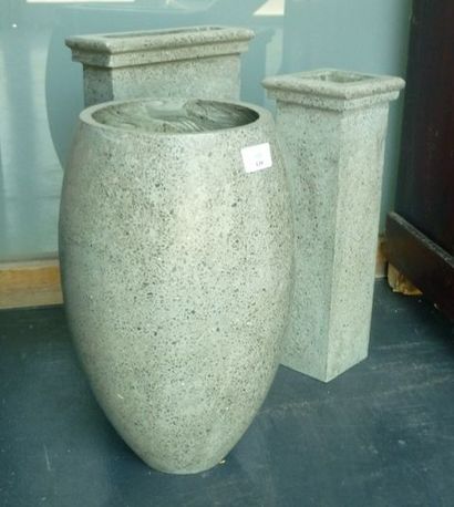 null Trois vases dont deux quadrangulaires en pierre reconstituée, h. 45, 40 et 40...