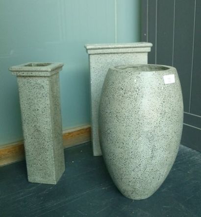 null Trois vases dont deux quadrangulaires en pierre reconstituée, h. 45, 40 et 40...