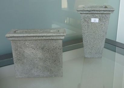 null Deux vases quadrangulaires en pierre reconstituée, h. 30 et 22,5 cm.