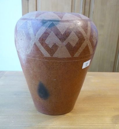 null Vase en céramique à décor tribal incisé, h. 33 cm [taches].