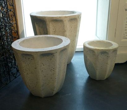 null Trois cache-pots nervurés en pierre reconstituée, h. 53, 40 et 31 cm [accid...