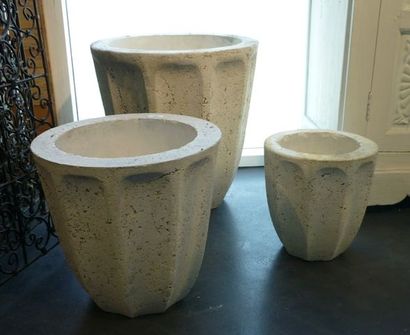null Trois cache-pots nervurés en pierre reconstituée, h. 53, 40 et 31 cm.