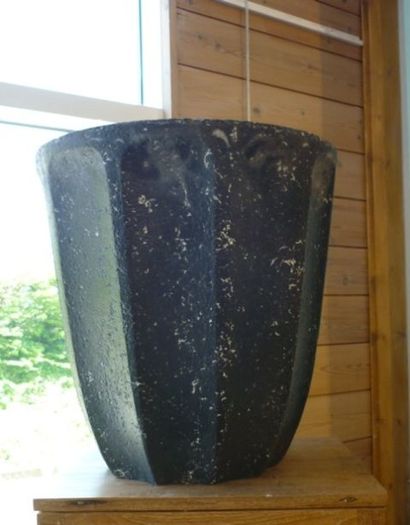 null Trois cache-pots nervurés en pierre reconstituée à patine noire, h. 53, 39 et...