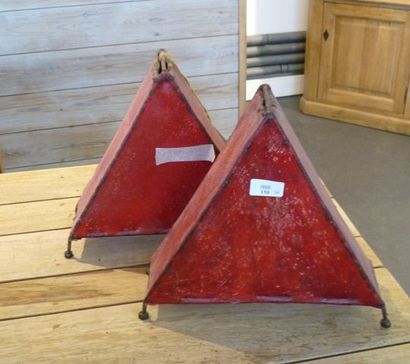 null Paire de lampes triangulaires en peau teintée rouge, h. 30 cm.