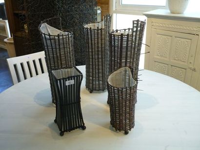 null Cinq luminaires de table Buku en bambou doublé de tissu écru, h. 51 cm (trois)...