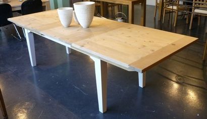 null Table rectangulaire Wincherter formée d'un entablement en pin naturel et d'un...