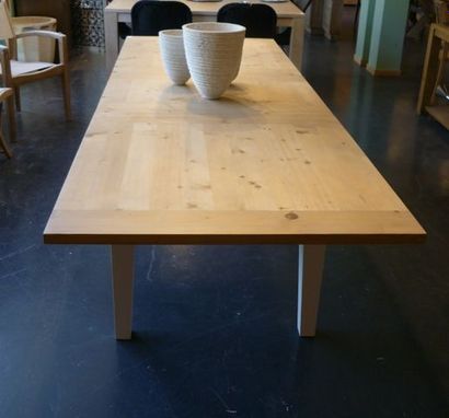 null Table rectangulaire Wincherter formée d'un entablement en pin naturel et d'un...