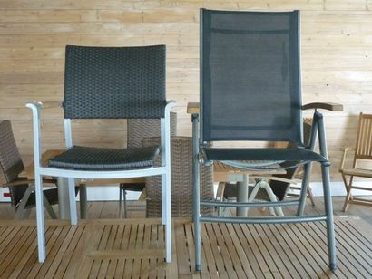 null Ensemble de trois fauteuils de jardin avec accoudoirs en aluminium et tressage...