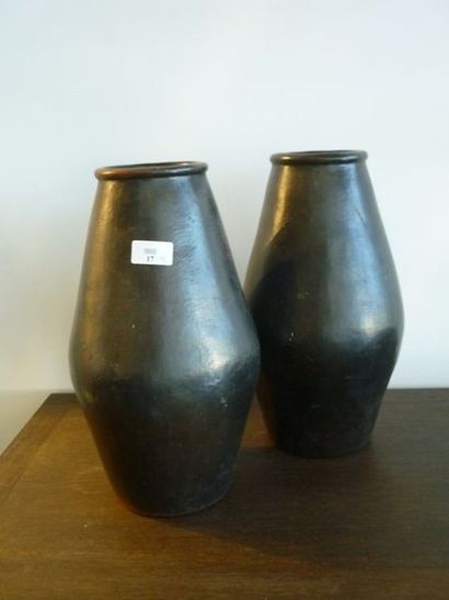 null Paire de vases Kodong en céramique patinée, h. 37 cm.