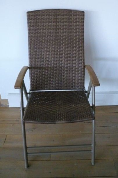 null Suite de huit fauteuils de jardin pliables (diverses positions) en bois, aluminium...